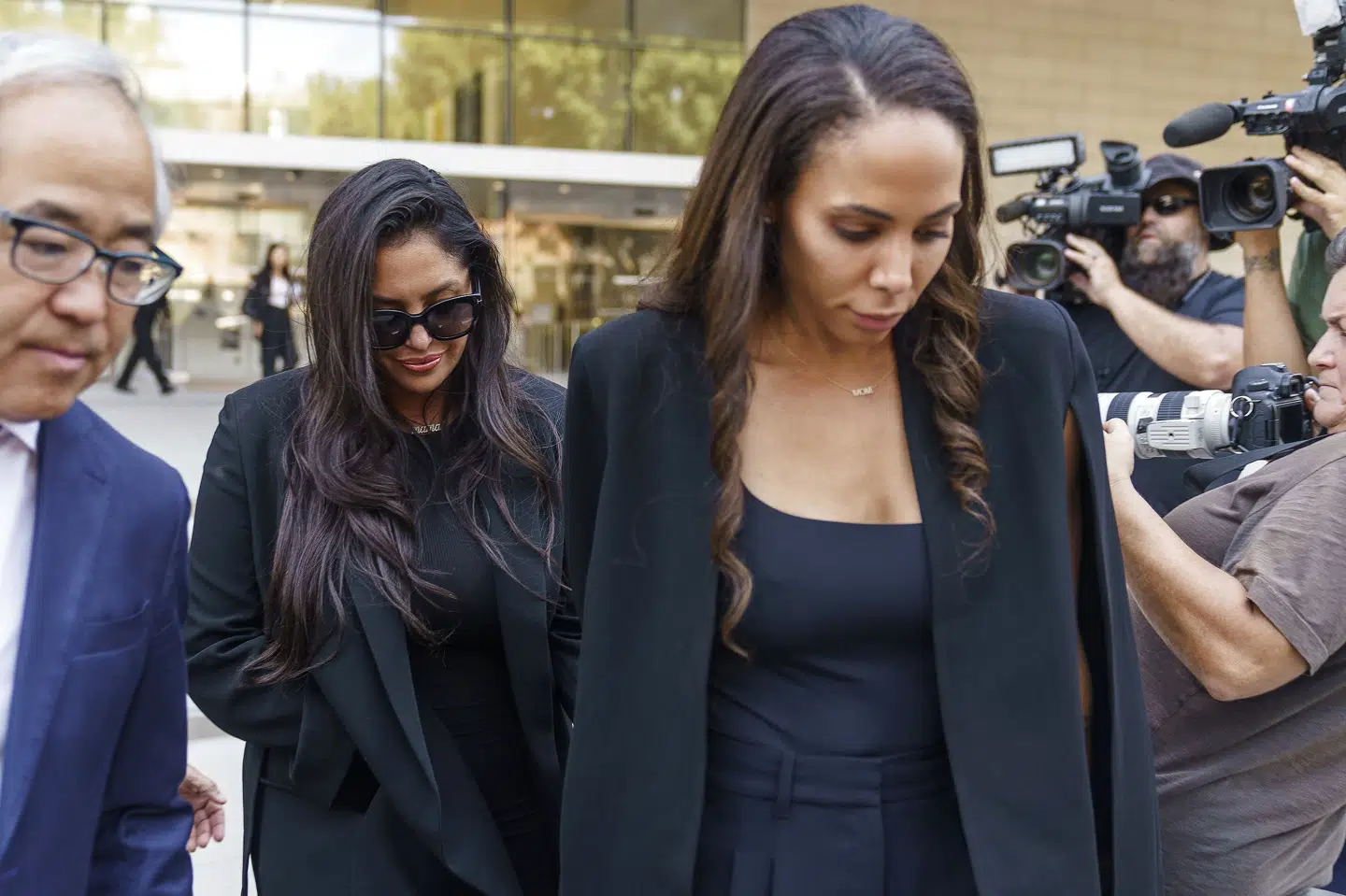 Kobe Bryants enke, Vanessa Bryant (i midten af billedet), forlader retsbygningen i Los Angeles i fredag. Vanessa Bryant har sagsøgt distriktet Los Angeles for uagtsomhed og krænkelse af privatlivets fred i forbindelse med ulykken, hvor hendes mand og datter omkom i 2020. Damian Dovarganes/Ritzau Scanpix