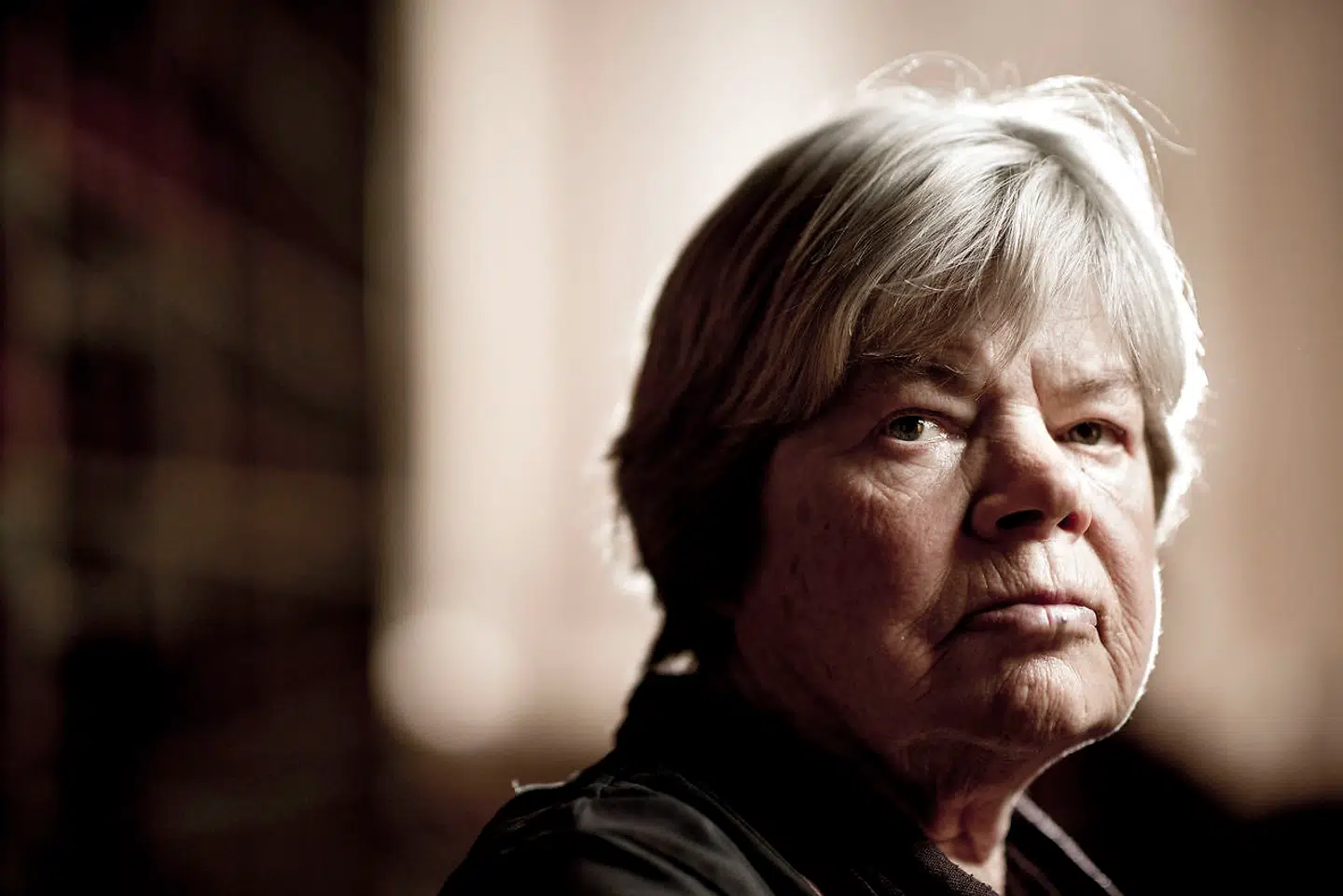 »Det er sandelig nye principper i et land, hvor en ung ikke en gang kan blive flaskedreng i Irma, hvis han har en plettet straffeattest,« skriver Eva Smith.