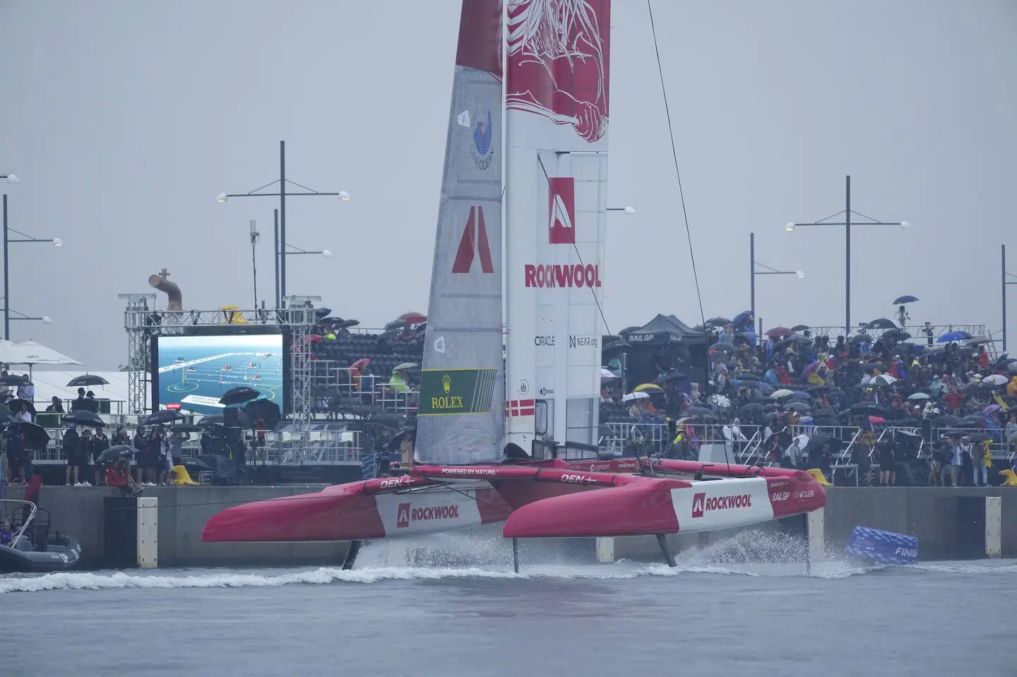 Verdens hurtigste sejlbåde skulle fredag have konkurreret i Nordhavn i København, men vinden manglede. Claus Bech/Ritzau Scanpix