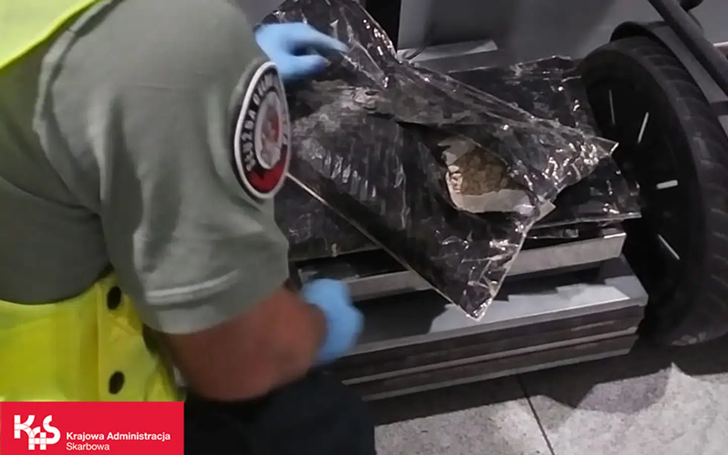 Under en kontrol opdagede polske toldbetjente, at der var en dobbeltbund i en dansk kvindes kuffert.