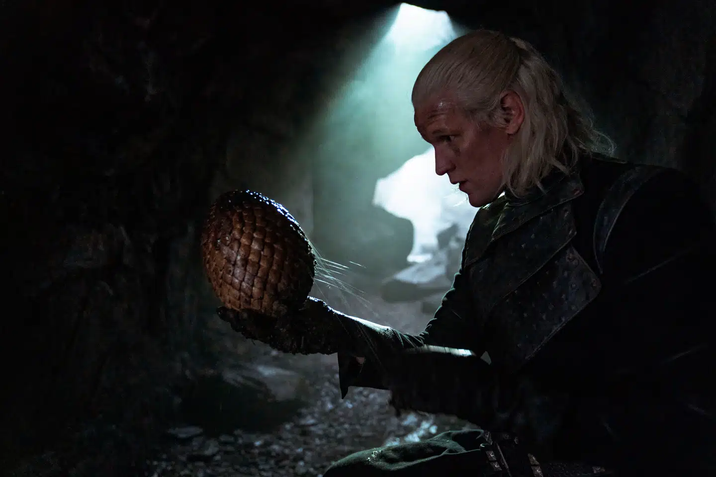 Der er drager overalt i »House of the Dragon« for her følger vi familien Targaryen, da dens magt og vælde var på sit højeste. På billedet ses den stærkt spillende Matt Smith i rollen som den pragmatiske konges uforudsigelige lillebror.