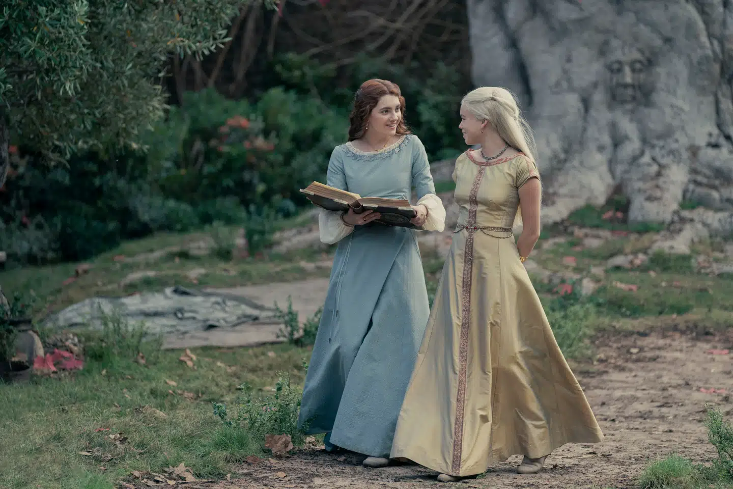 I begyndelsen er alt fredeligt og roligt i hovedstaden King's Landing. Men selv de stærkeste venskaber kan blive splittet ad, når dragernes dans begynder.