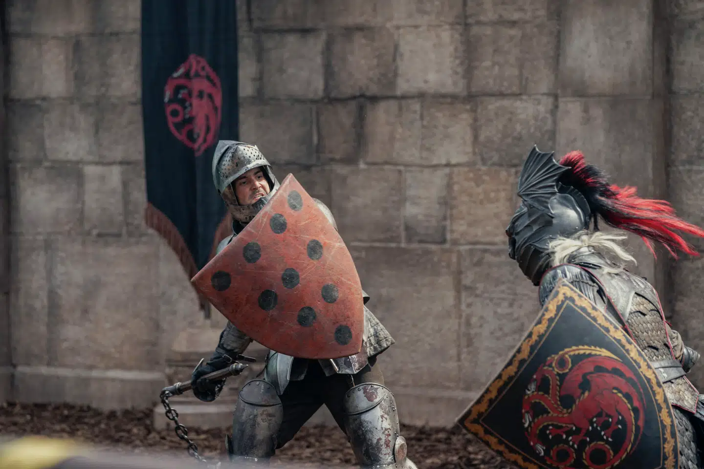 Noget af det allermest imponerende i »House of the Dragon« er de højdramatiske dueller og de utroligt flotte og detaljerede rustninger, skjold og våben, som der synes kælet endnu mere for end i originalserien.