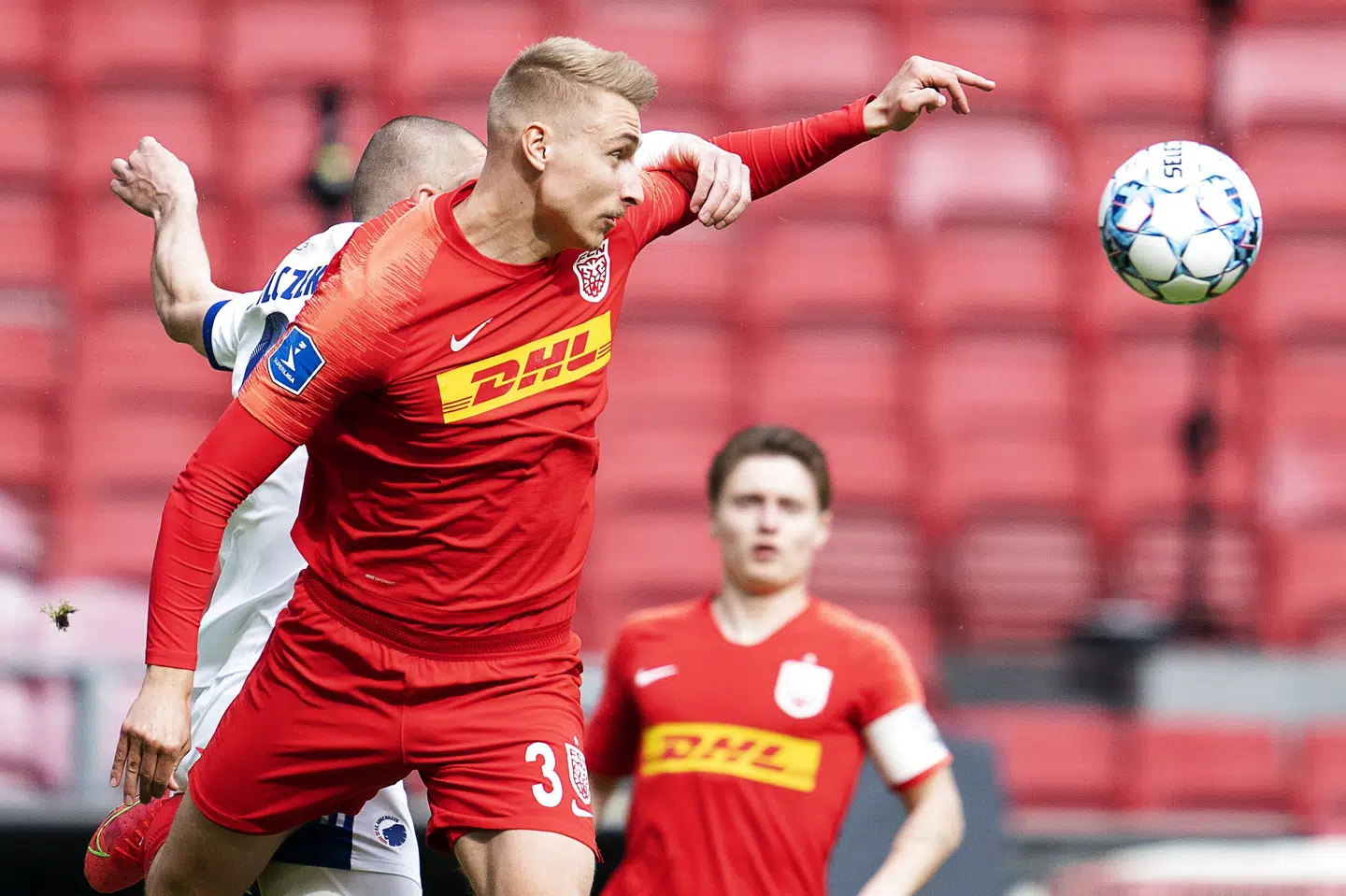 Ulrik Yttergård Jenssen vinder her en duel over Kamil Wilczek. Fotoet er fra april sidste år. Claus Bech/Ritzau Scanpix