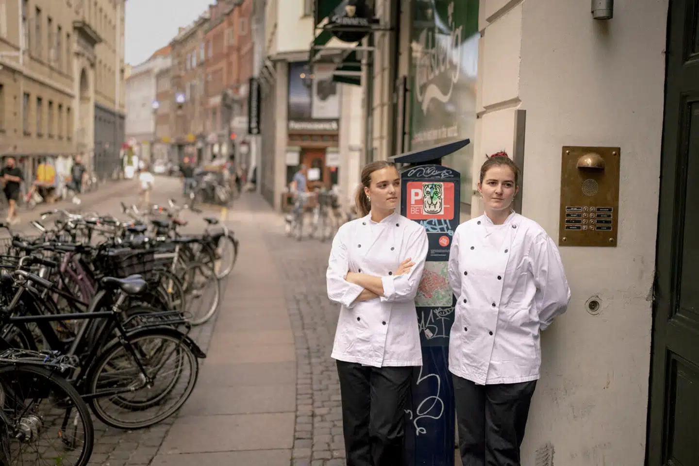 Hver femte kvinde og hver tiende mand føler sig utrygge, når mørket falder på i hovedstaden. Laura Kolos og Frederikke Butzback er to af dem. De to piger møder mellem kl. 5 og 6 om morgenen på arbejde som konditorelever på Konditori La Glace i Indre København.