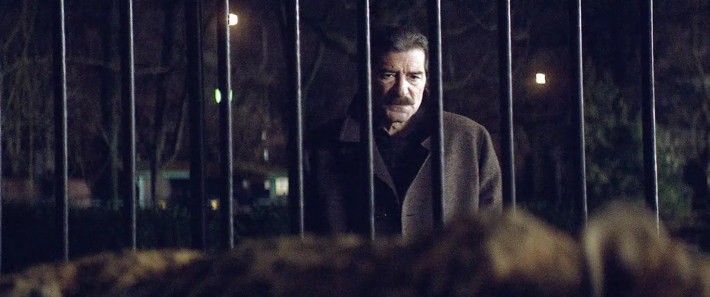 Den ensomme zoo-direktør Fikret (Ugur Polat) har et sind, der er tungere end hans overskæg.