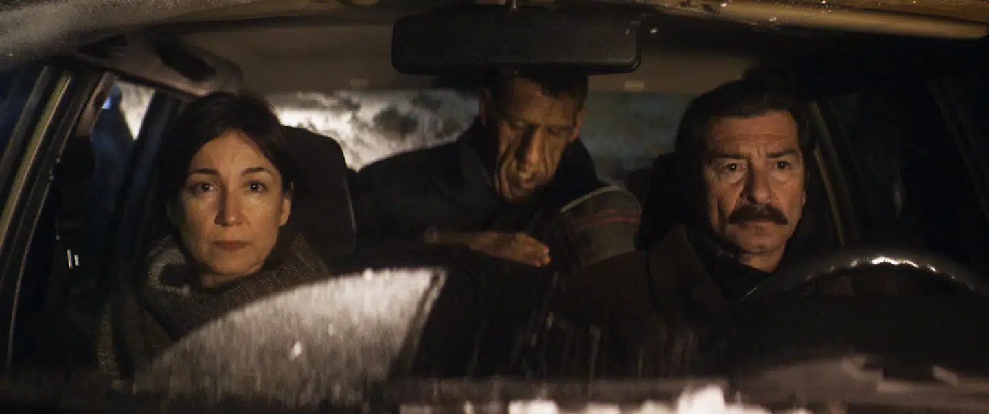 En leopard går hen og bliver til storpolitik, og midt i balladen kommer den triste direktør Fikret (Ugur Polat) og den forsagte kontormus Gamze (Ipek Türktan) tæt på hinanden.