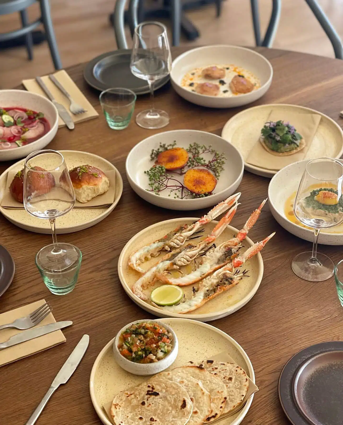 Donda er særligt inspireret af Mexico og Peru, men vil ikke kaldes autentisk. Målet er netop at kombinere forskellige teknikker og at bruge danske råvarer.