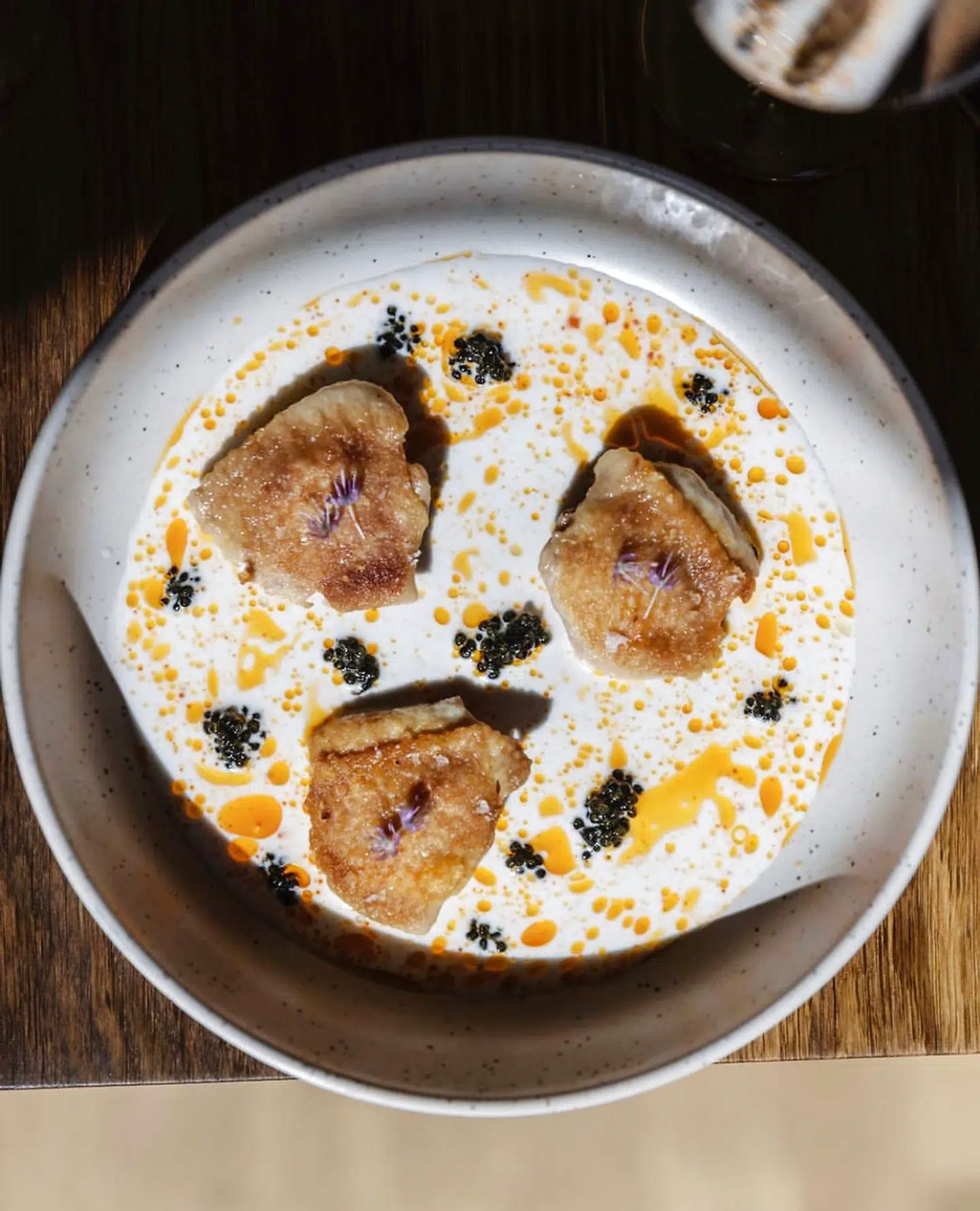 Retten her består af udbenede kyllingsvinger og kaviar. »Det er et godt eksempel på oversete udskæringer, som vi vil give lidt ekstra kærlighed,« siger Qasim Khan.