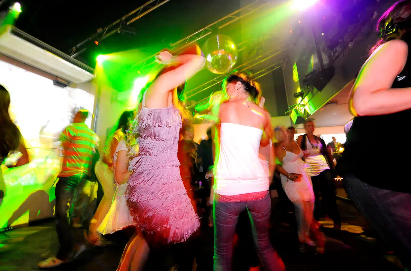 Det vækker kritik, at Helsingør-diskoteket Retro i en festindbydelse har skrevet, at gæster måske kunne få en 1.g'er med hjem. Billedet viser ikke det pågældende diskotek.