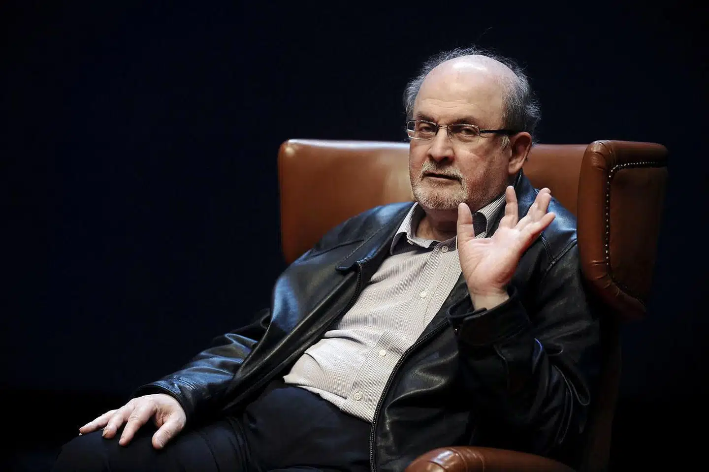 »De muslimer, som hader Rushdie for hans bog, og de er mange, har sandsynligvis aldrig læst den. Manden, som ’formodes’ at ville have gjort kort proces med Rushdie, har ifølge sin mor hverken kigget i bogen endsige haft den i hænderne,« skriver Adam Holm.
