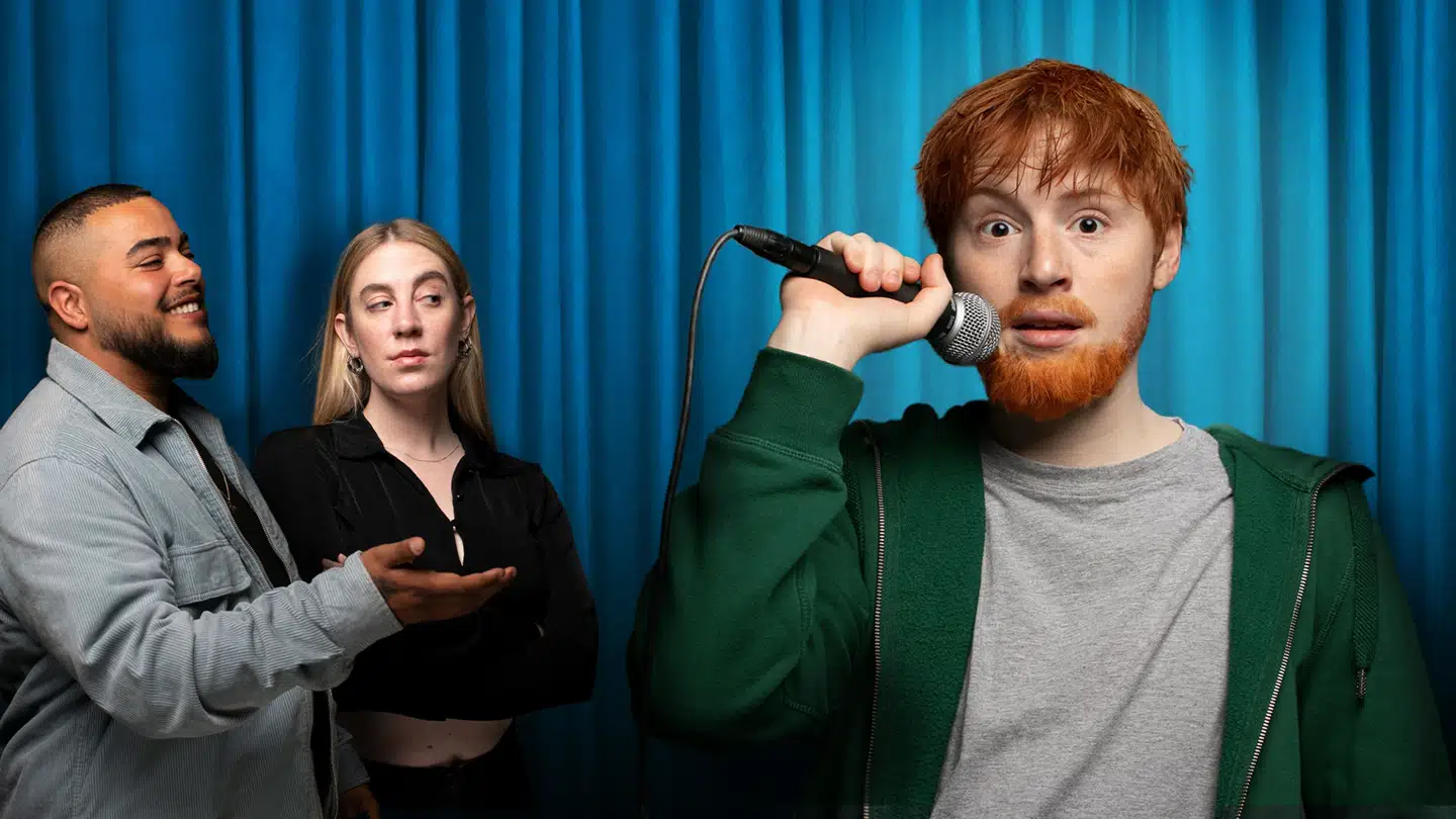 Sune er flankeret af Malik (spillet af Jalal Arabi) og Stephanie (spillet af Kimmie Liv Sennova), som begge har bedre blik for samfundet i 2022, men som absolut ikke er mere sympatiske af den årsag.