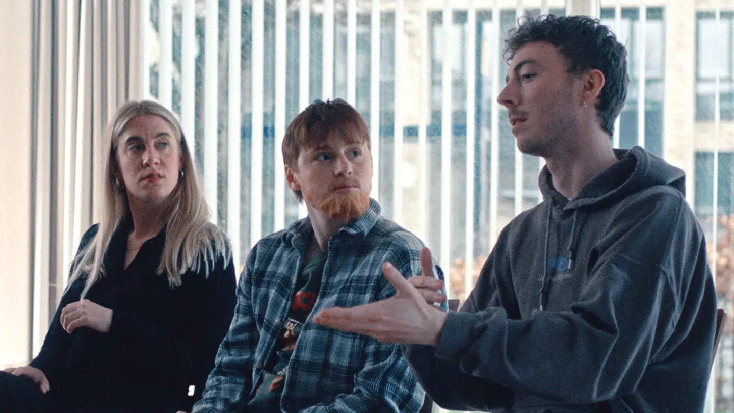 Sune sætter sig til at reflektere højlydt over en årgammel joke, han selv har lavet, som nok ikke var gået i dag.