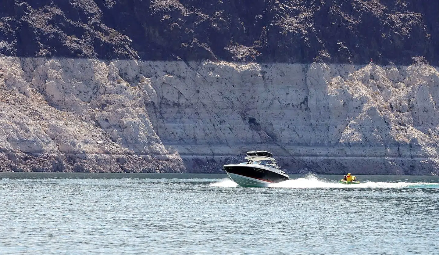 Vandstanden i Lake Mead i Nevada er faldet drastisk. Vandbeholdningen udgør nu kun 27 procent af den fulde kapacitet. Det skaber problemer for millioner af mennesker, der er afhængige af vandet i det store vandreservoire.