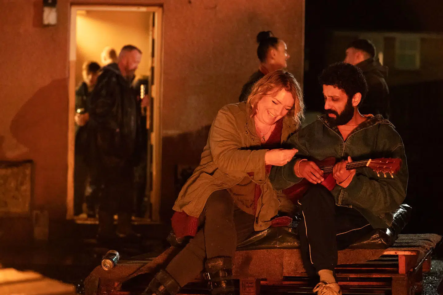 Ali og Ava er vidt forskellige, også når det kommer til musiksmag, men alligevel opstår der søde toner imellem dem i filmen 'Ali & Ava'