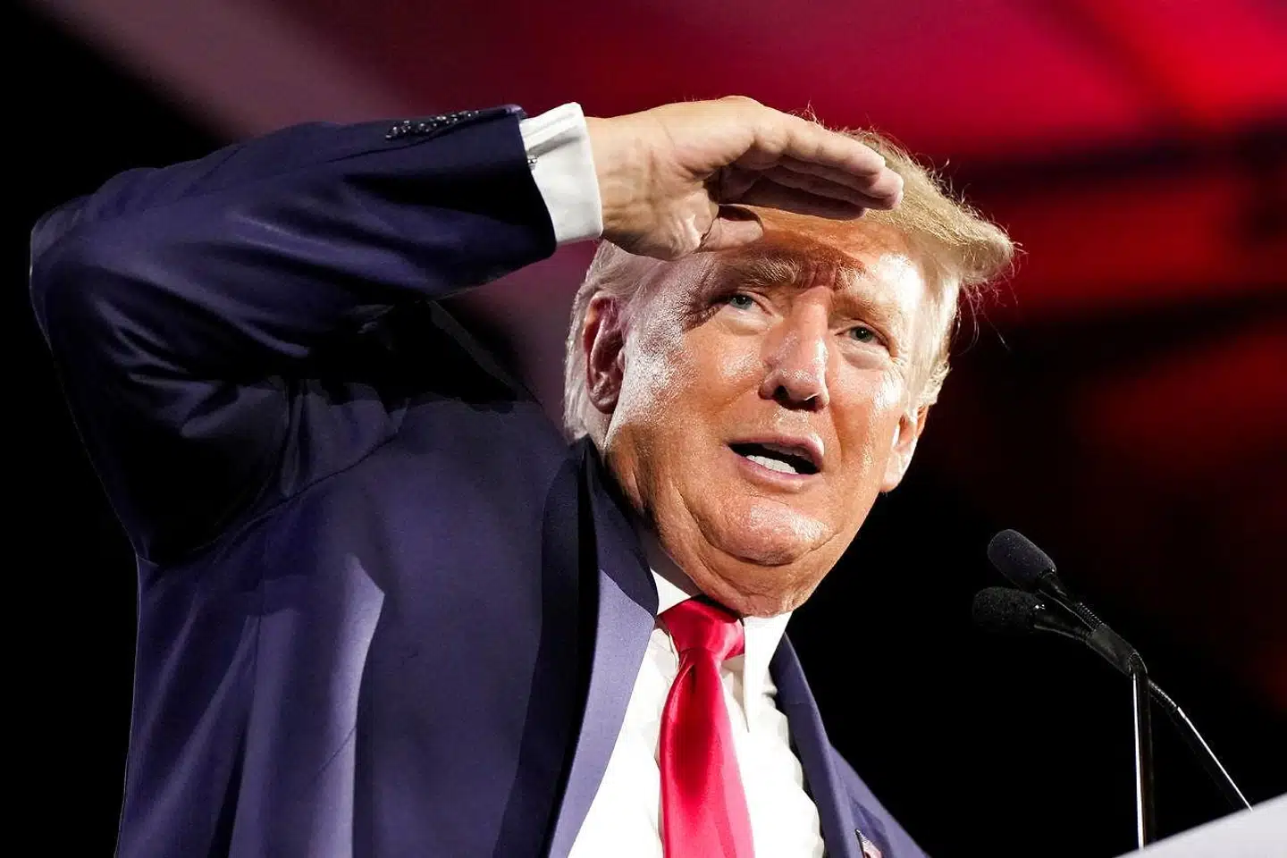 »I kulissen lurer tidligere præsident Trump, som trods ødelæggende vidnesbyrd om hans andel i stormløbet på kongresbygningen og senest en ransagning af hans private bopæl stadig spiller en betydelig rolle og gør sit til at piske modsætningerne op,« skriver Michael Ehrenreich.