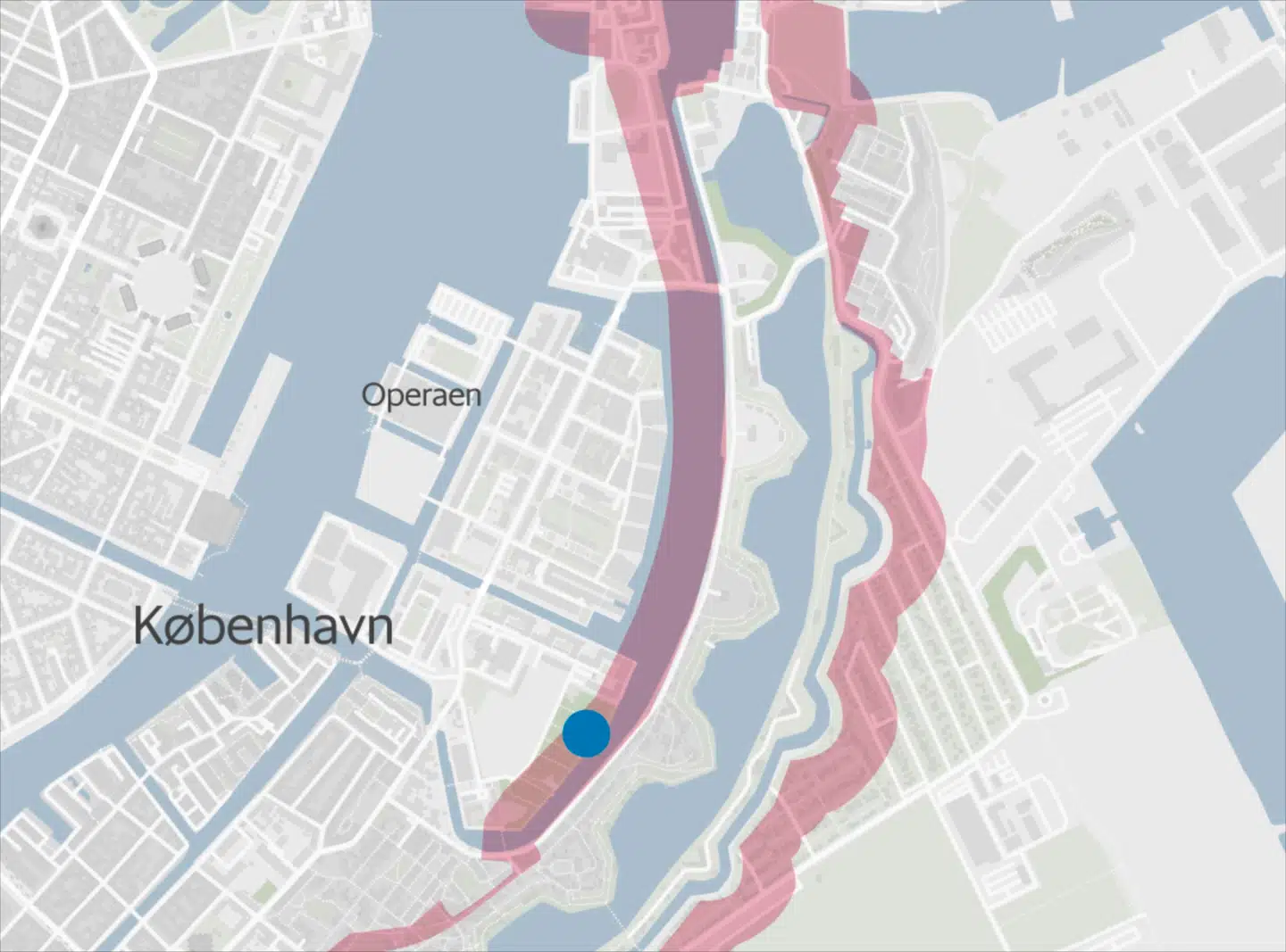 De røde felter viser de såkaldte fortidsmindebeskyttelseslinje på den nordlige del af Christianshavns Vold i København. Området på og inden for linjen er beskyttet, og der må som udgangspunkt ikke foretages ændringer af natur, landskab, anlæg mm. Den blå plet viser, hvor Holmen Dirts cykelbane er placeret.