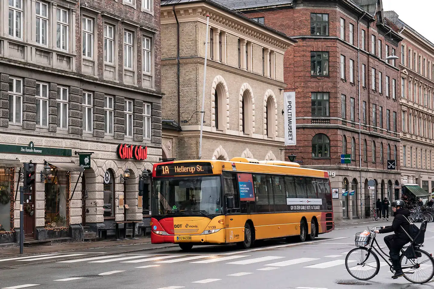 Movia bus 1A kører med protestbanner mod buslinier selv på Sankt Hans Torv i København onsdag den 29. januar 2020. 1As rute blev omlagt i december 2019 og det er borgergruppen "Bevar 1A" som står bag banneret som er at finde på linie 1A de næste fire uger. Mens 1A tidligere kørte til og fra Klampenborg, er den ene endestation nu Hellerup. Bussen kører nu i en bue vest om indre by, hvor den før kørte igennem City.. (Foto: Niels Christian Vilmann/Ritzau Scanpix)