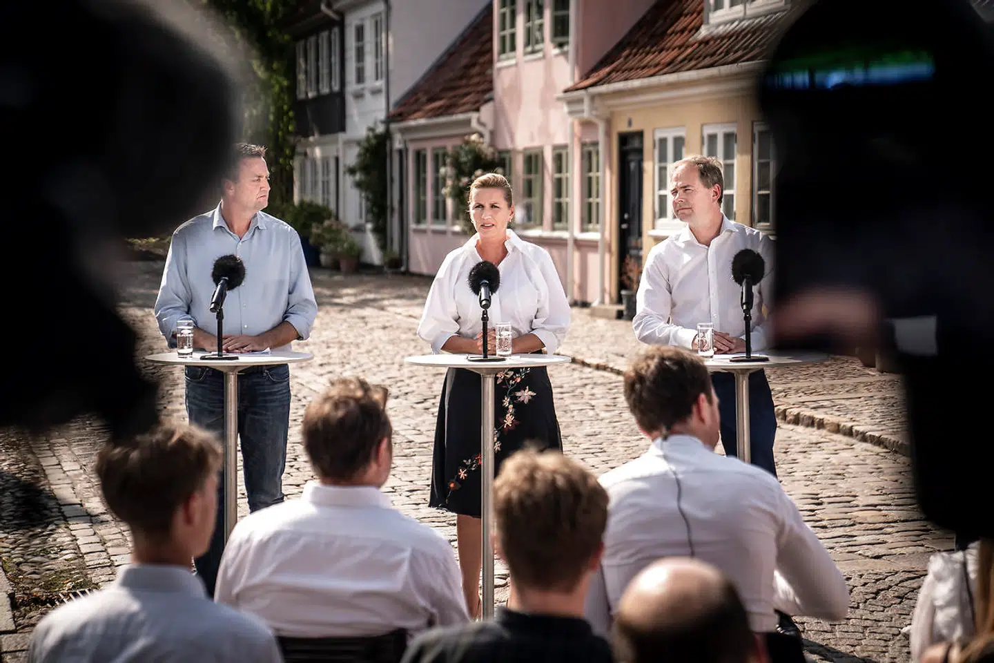 Tirsdag holdt Socialdemokratiet sommergruppemøde. Ved det efterfølgende pressemøde fulgte mange med: Ville statsminister Mette Frederiksen udskrive valg? Det gjorde hun ikke – til gengæld lagde hun op til et travlt efterår, og det er en besynderlig situation, mener Berlingskes politiske kommentator, Bent Winther.