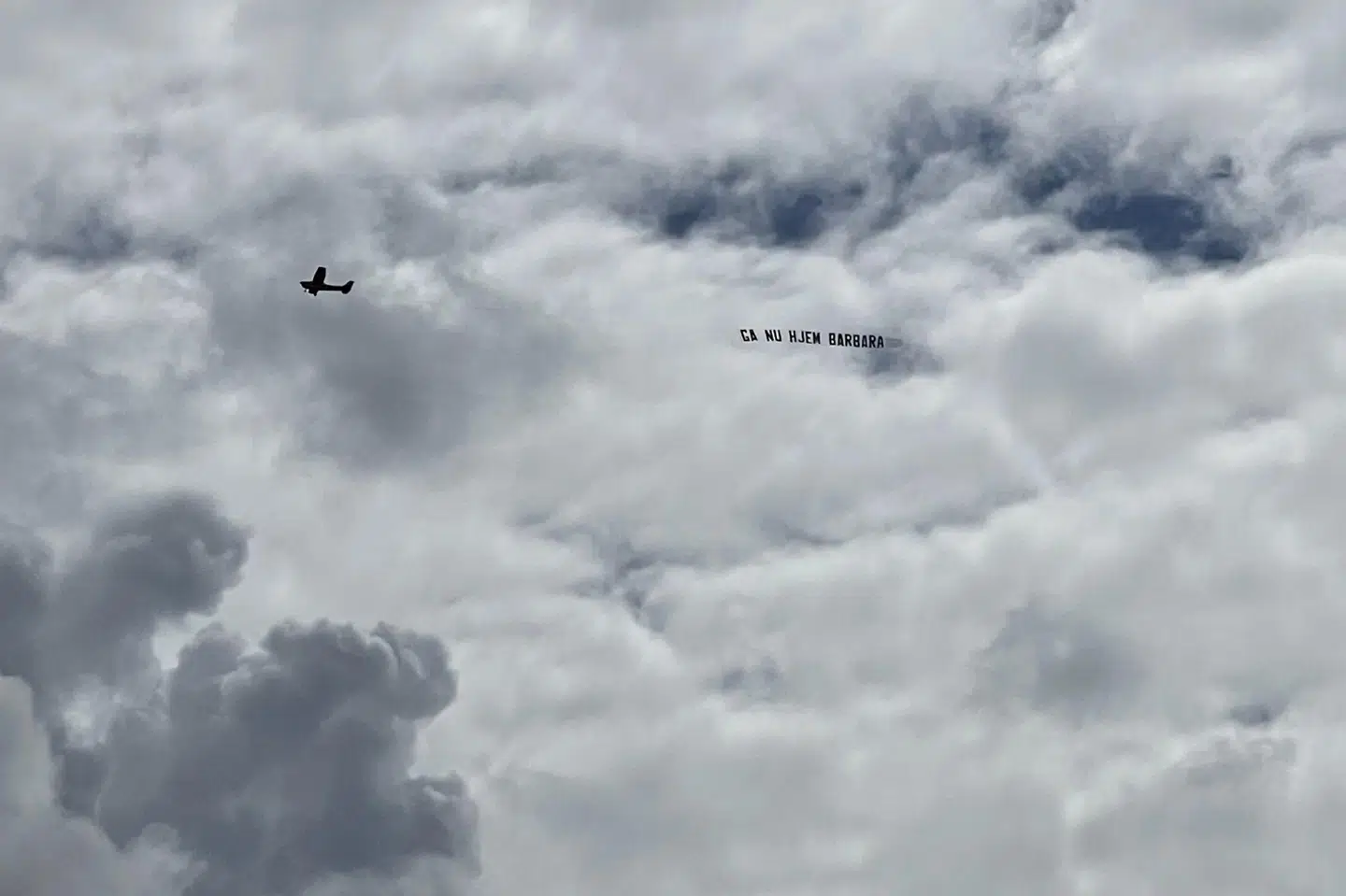 »Ekstra Bladet bidrager til en blåstempling af, at hvis man er forsmået nok, så det det i orden at genindføre en flyvende gabestok højt hævet over Christiansborg,« skriver Lotte Hansen.