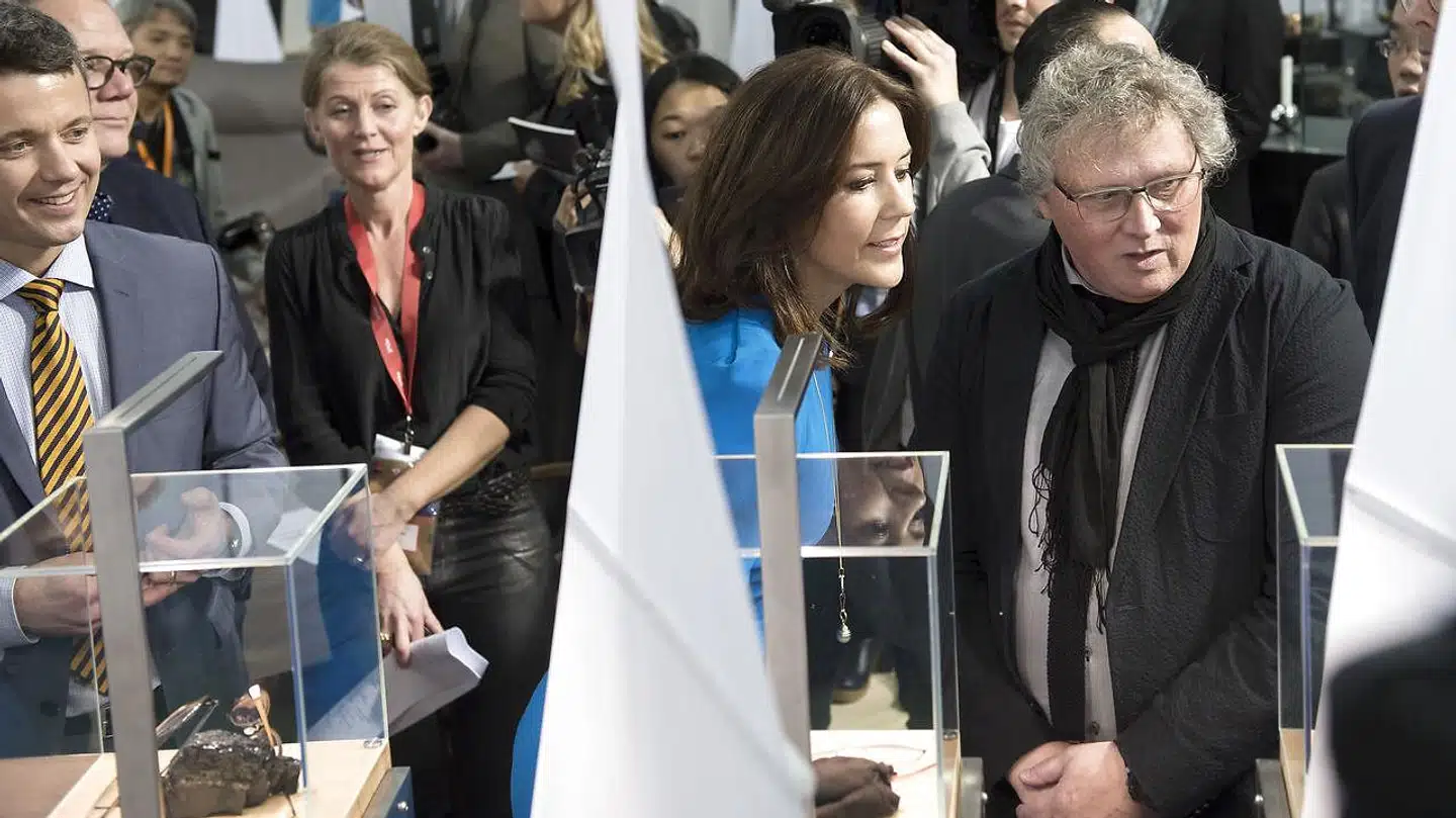 Henrik Lindberg, som sidste år solgte familiens brillesucces til Gucci-ejer Kering, gik fra handelen med et milliardbeløb, afslører regnskab. Her ses han (til højre) sammen med kronprinsesse Mary og kronprins Frederik under et handelsfremstød i Beijing.