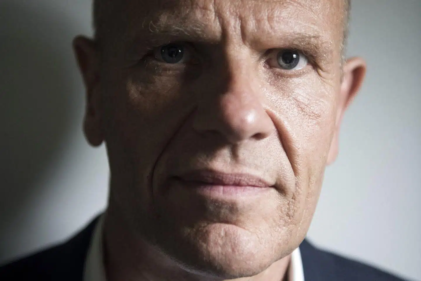 »Det er absolut rystende, at sagsuvedkommende information om FE-chef Lars Findsens private forhold er givet til partiledere. Det er uhørt, at samme Findsen af politiet bliver spurgt til sin personlige mening om statsministerens departementschef Barbara Bertelsen og den tidligere forsvarsminister Trine Bramsen på baggrund af rumaflytning,« skriver Anne Sofie Allarp.