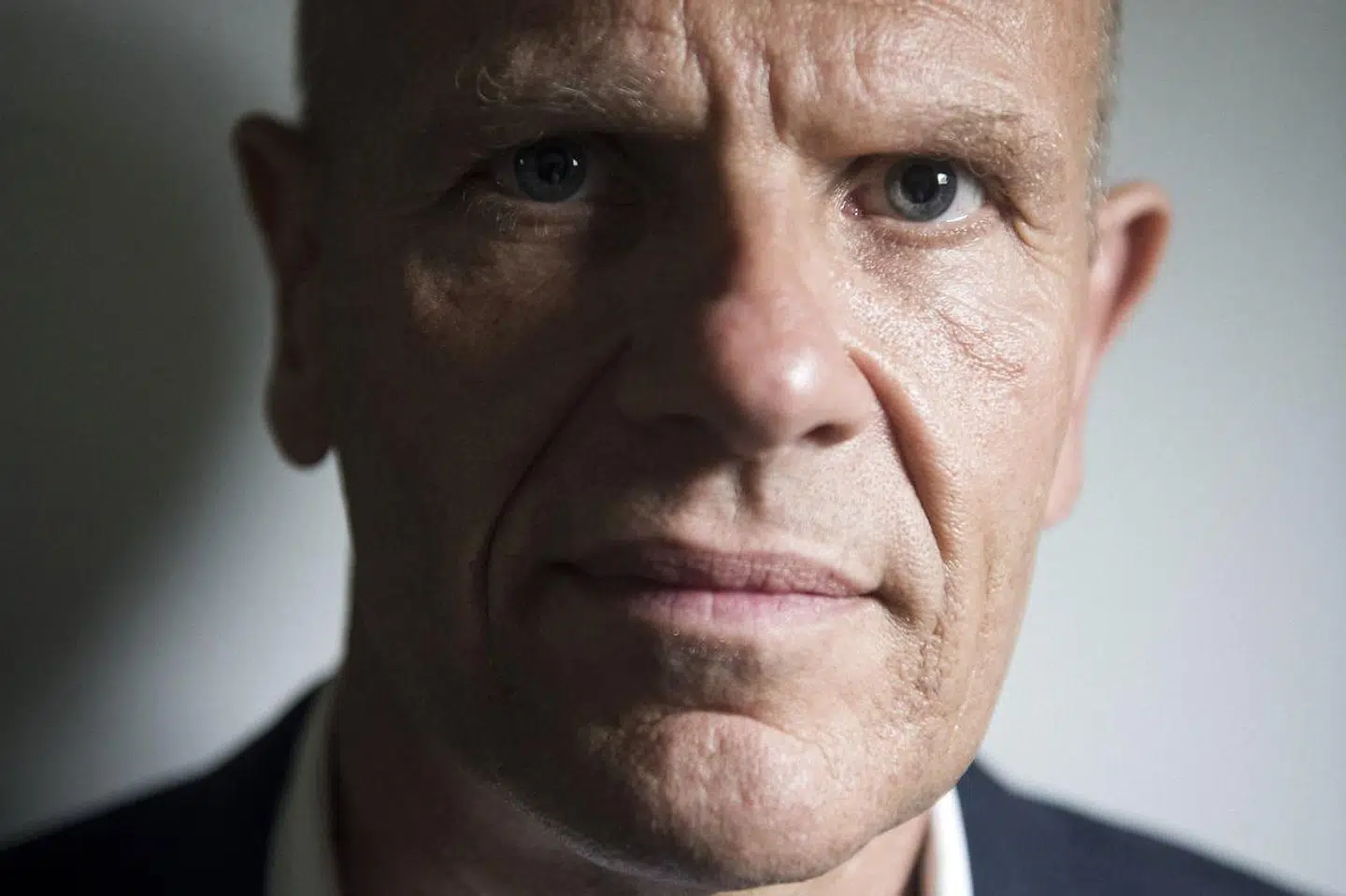 »Det er absolut rystende, at sagsuvedkommende information om FE-chef Lars Findsens private forhold er givet til partiledere. Det er uhørt, at samme Findsen af politiet bliver spurgt til sin personlige mening om statsministerens departementschef Barbara Bertelsen og den tidligere forsvarsminister Trine Bramsen på baggrund af rumaflytning,« skriver Anne Sofie Allarp.