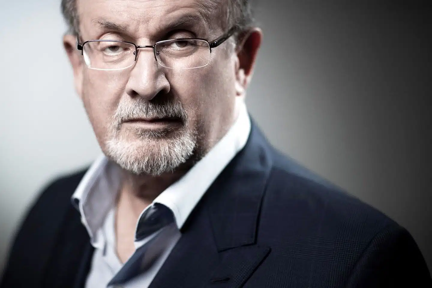 Efter mordforsøget på forfatteren Salman Rushdie ser vi igen foruroligende reaktioner, som afslører en dyb værdikløft midt i vores samfund.