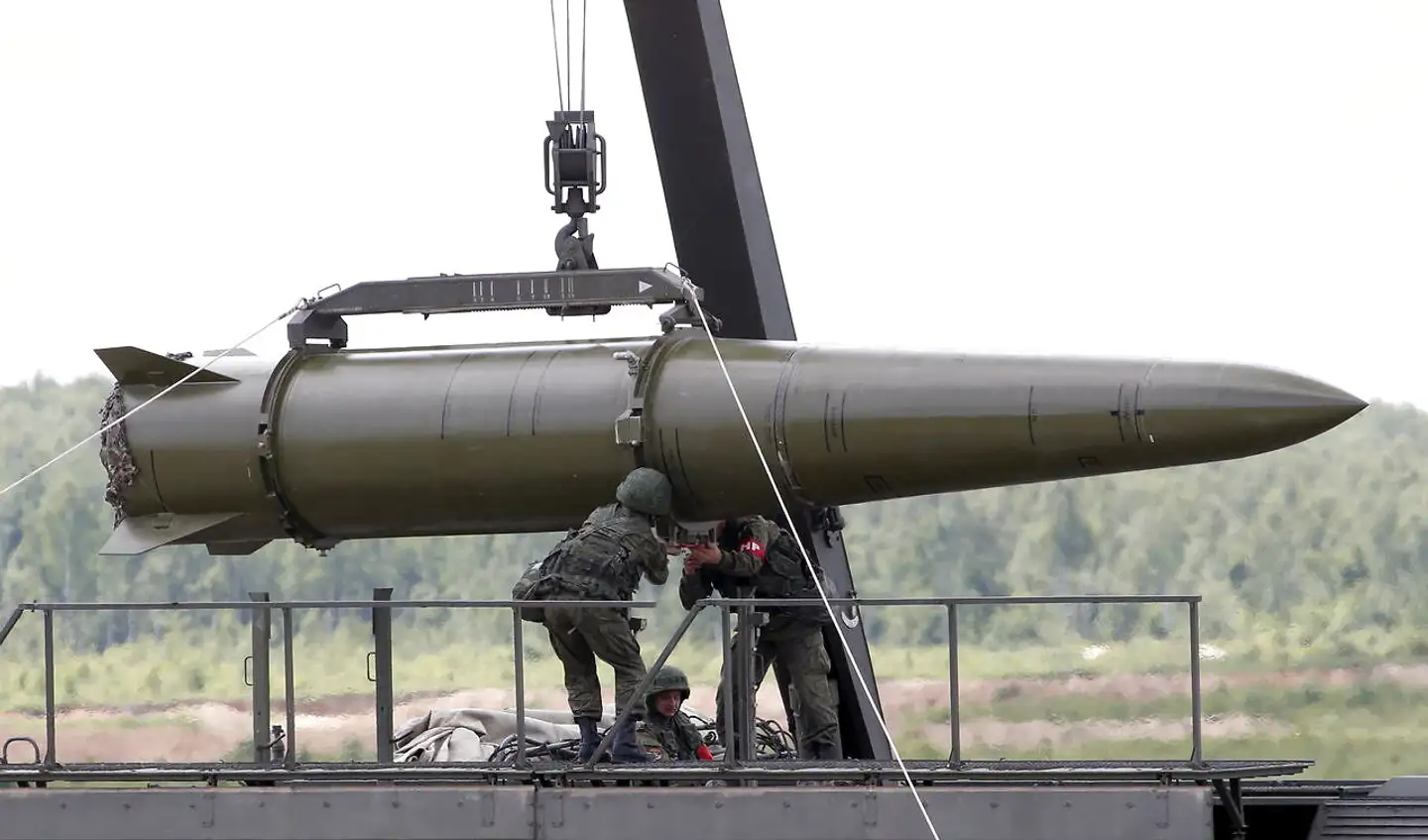 Avancerede og ganske præcise missiler af Iskander-typen har under hele krigen været Ruslands måske vigtigste våben til at ramme mål dybt inde i Ukraine. Det viser sig nu, at Iskander-missilerne produceres med et væld af dele og teknik fra vestlige producenter, og at det nu er blevet endnu sværere for Rusland at skaffe de nødvendige dele.