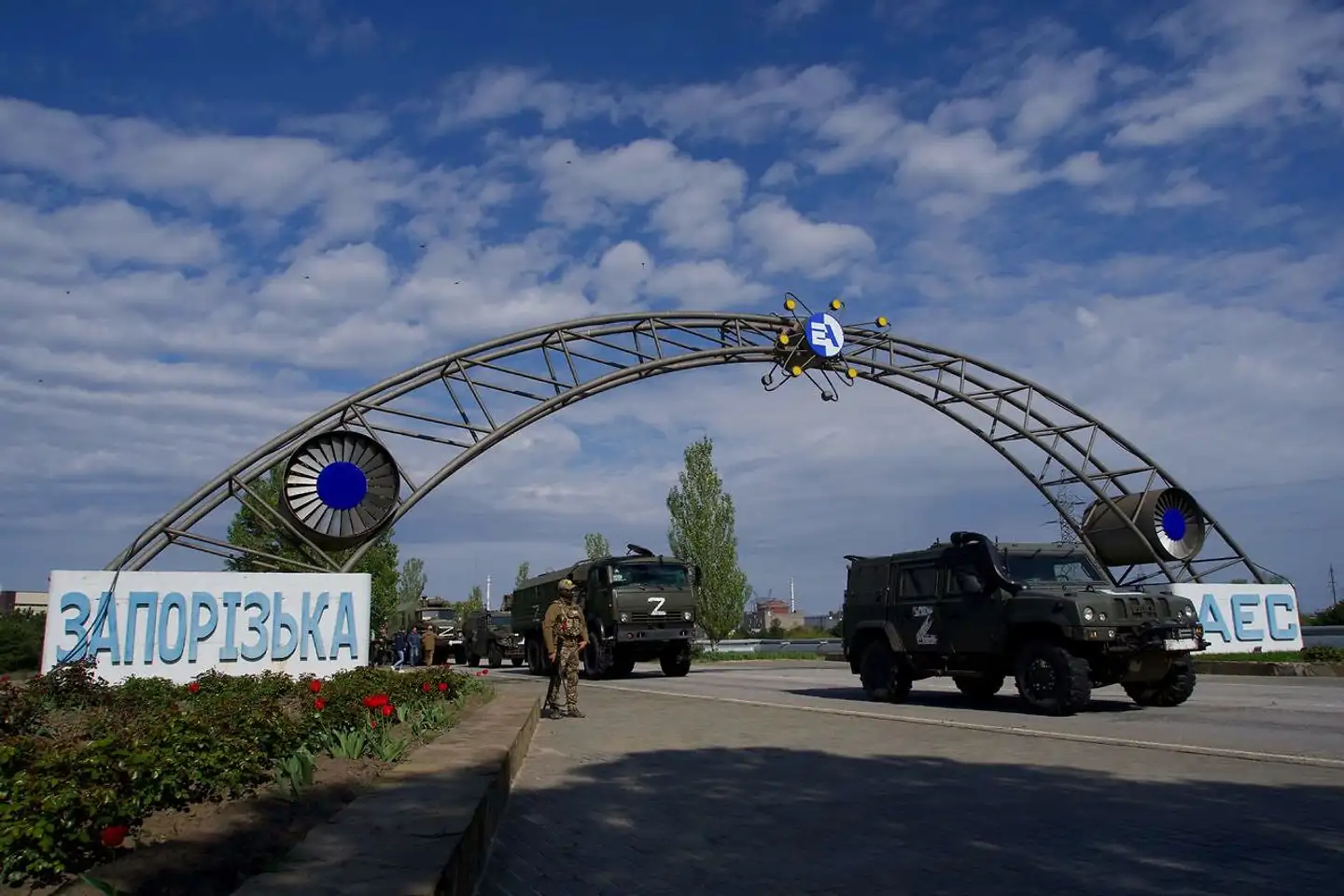 Rusland har længe haft kontrollen over Europas største atomkraftværk, som er beliggende ved Zaporizjzja i den sydøstlige del af Ukraine. På billedes ses forrest et pansret køretøj indkøbt af Rusland fra Iveco i Italien. Dette var muligt før krigen, men nu kæmper vestlige lande for at forhindre al eksport til Rusland.