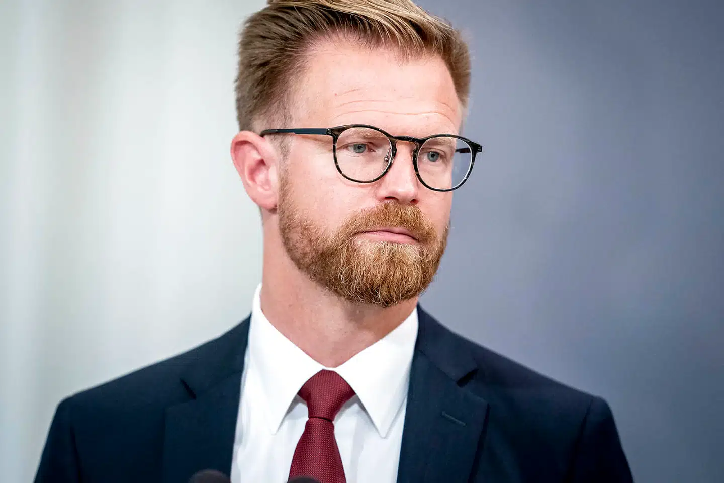 Virksomhederne bør komme ind i kampen med at rekruttere og fastholde ældre medarbejdere, lyder opsangen fra Socialdemokratiets finansordfører, Benny Engelbrech. »Man skal være meget blind for almindelig menneskelig forståelse, hvis man kælderkoldt kun kigger på mennesker som et tal,« siger han.