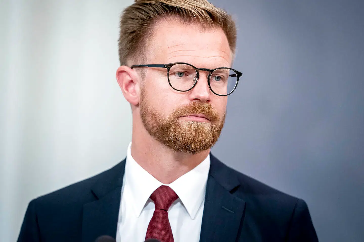 Virksomhederne bør komme ind i kampen med at rekruttere og fastholde ældre medarbejdere, lyder opsangen fra Socialdemokratiets finansordfører, Benny Engelbrech. »Man skal være meget blind for almindelig menneskelig forståelse, hvis man kælderkoldt kun kigger på mennesker som et tal,« siger han.