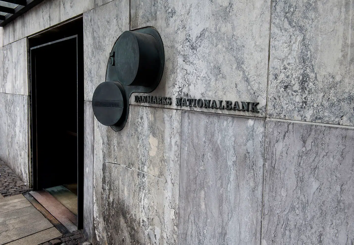 Det er blandt andet Nationalbankens marmorfacader, som trænger til udskiftning.
