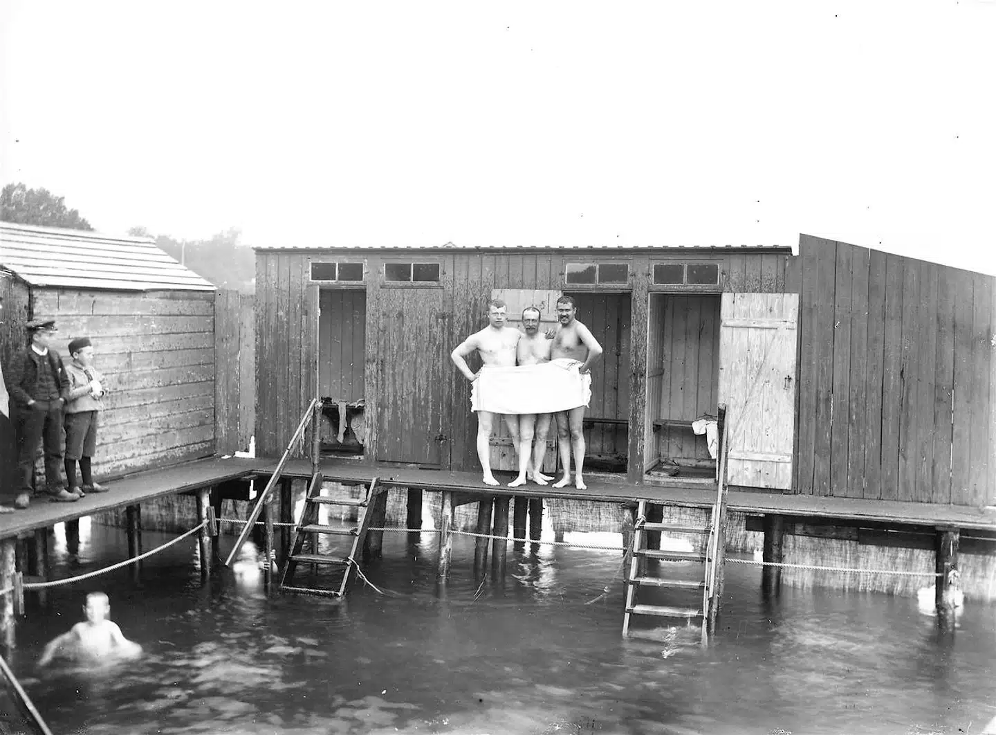 Halløj på badeanstalten: Ikke-dateret fotografi fra Skodsborg Badeanstalts herreafdeling.