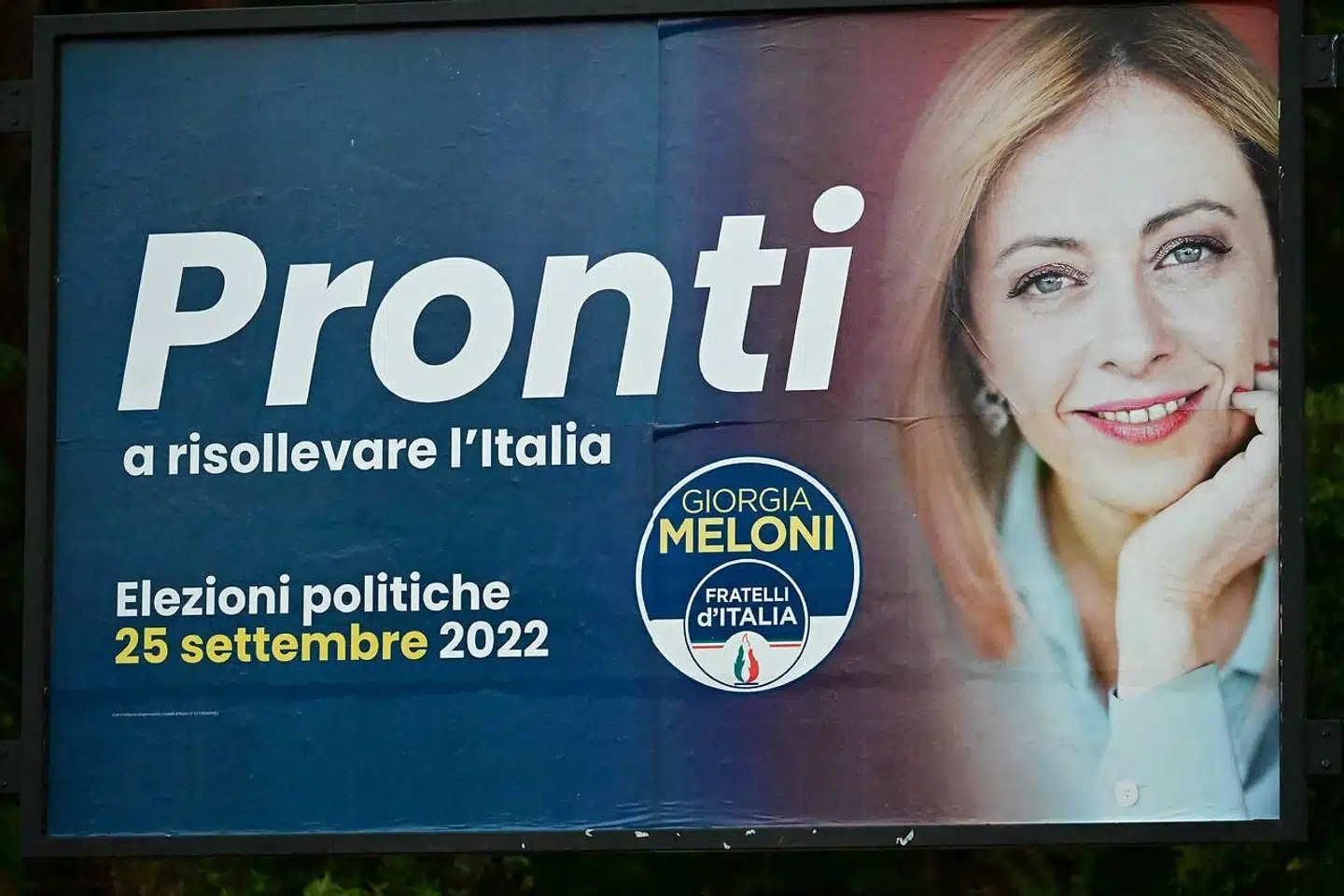 Flammen – det postfascistiske symbol, der refererer til den evige ild ved Benito Mussolinis gravmæle – har fortsat sin faste plads på Giorgia Melonis valgplakat.