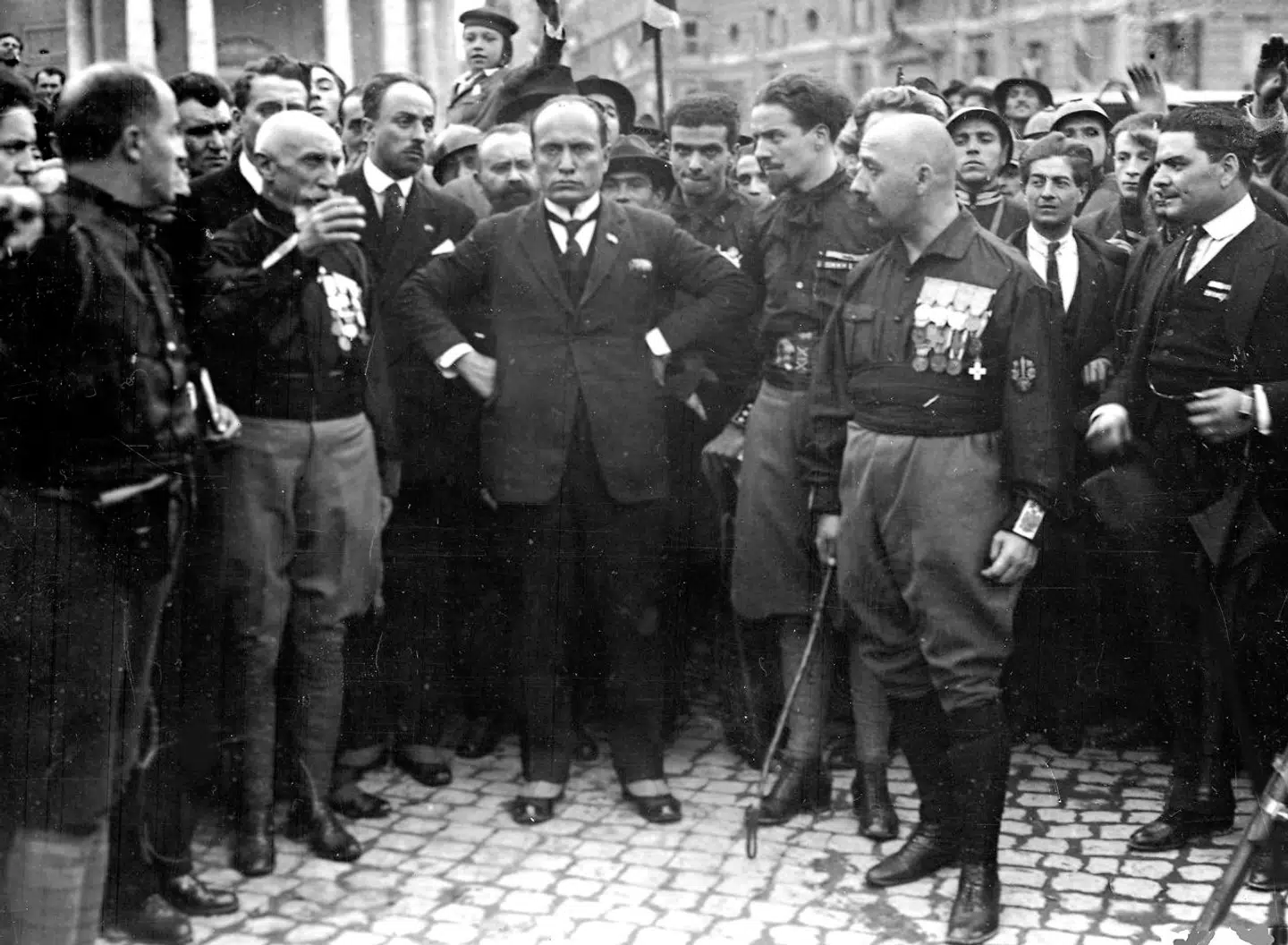 Benito Mussolini omgivet af sortskjortede tilhængere i forbindelse med fascisternes march mod Rom, der 28. oktober 1922 bragte ham til magten.