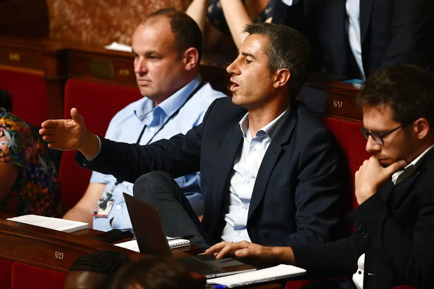 Filminstruktøren og journalisten François Ruffin er blandt de venstreorienterede parlamentsmedlemmer, der har fået mest kritik for sin afslappede og slipseløse tøjstil.