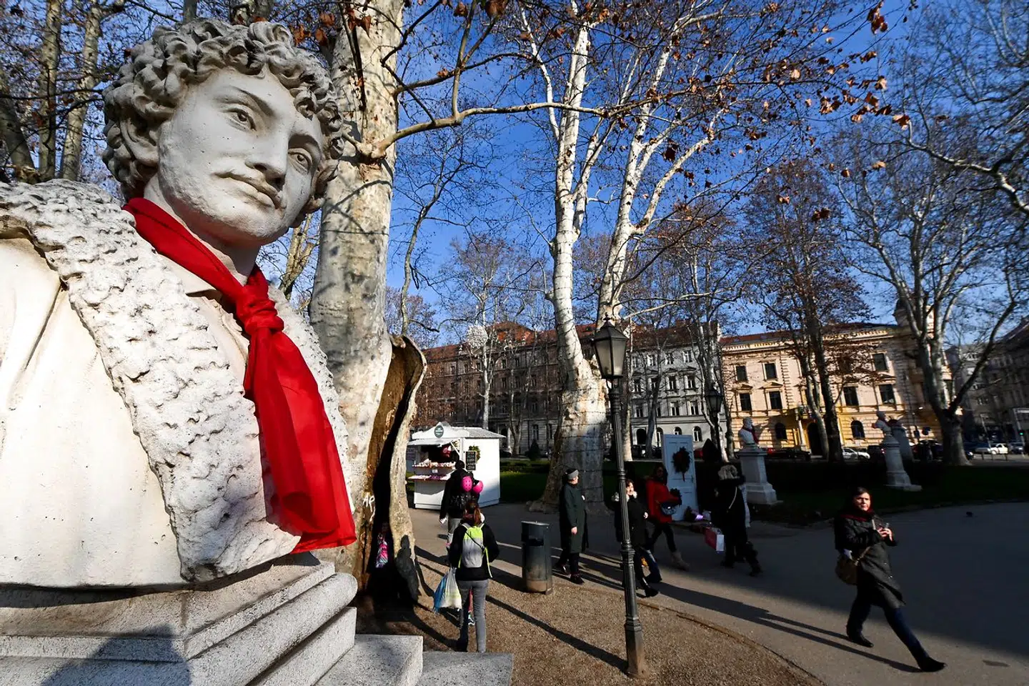 En statue i Zagreb er pyntet op med den karakteristiske halsklud, som kroatiske lejesoldater i 1600-tallet gjorde populær i hele Europa. Det franske ord for slips, »cravate«, er en afledning af glosen »croate« (kroat).