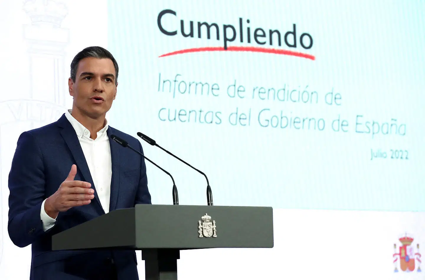 Spaniens premierminister, Pedro Sánchez, præsenterer sin energispareplan – uden slips.