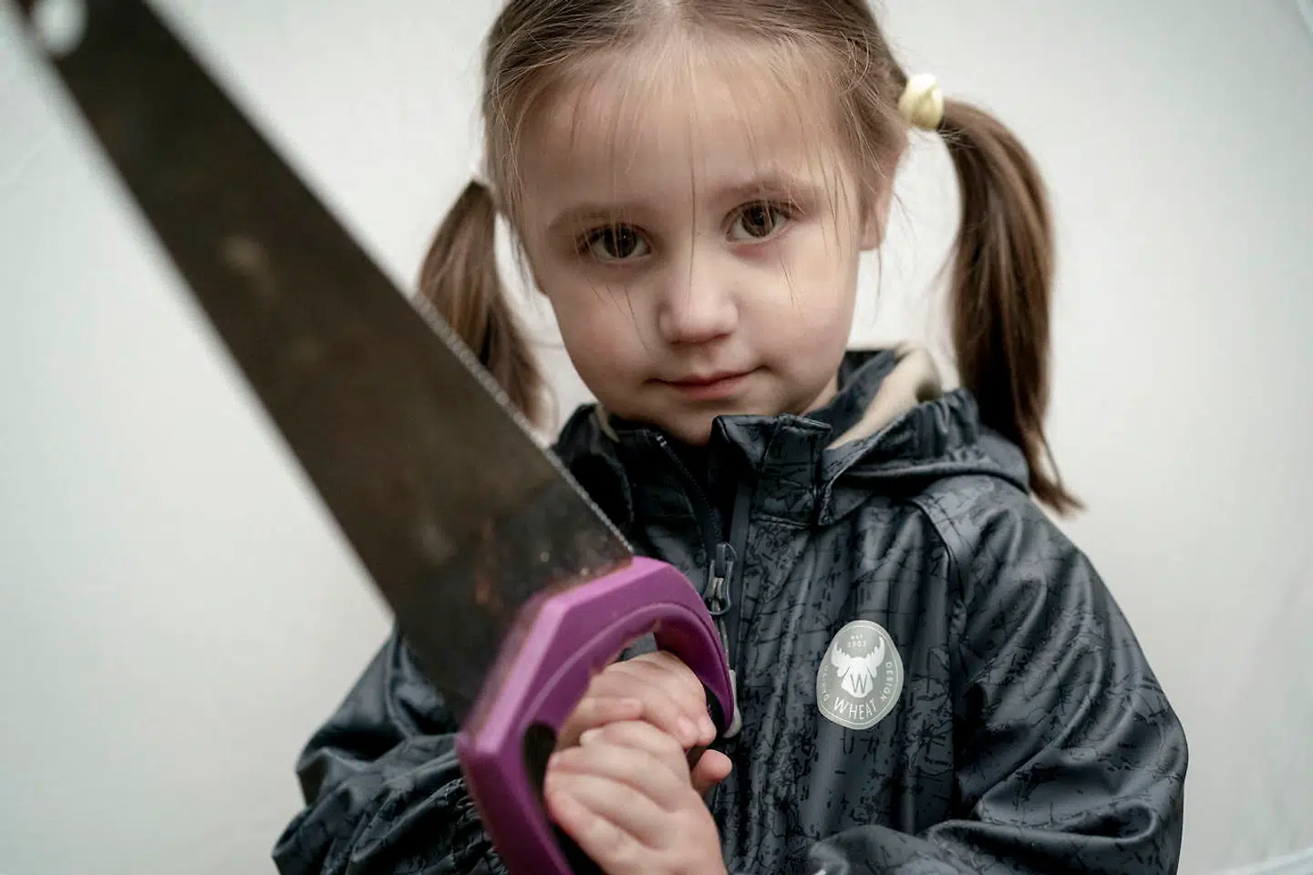 I områdeinstitutionen Børnehusene i Kokkedal arbejder man med normkritisk pædagogik, så her siger man »brandbekæmper« i stedet for »brandmand«, og når den kvindelige pædagog går i værkstedet, er det vigtigt, at alle børnene får oplevelsen af at save og snitte, ikke kun drengene. Her ses Karoline med sin sav.