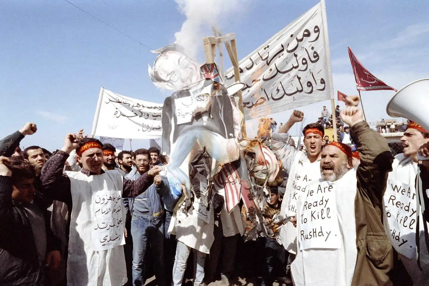 Her ses iranske fundamentalister brænde en dukke, som skal forstille den britiske forfatter Salman Rushdie. Billedet er blevet taget den 26. februar 1989 og viser vreden Rushdies bog »De sataniske vers« udløste. Fredag blev Rushdie overfaldet inden en debat, om USA som sikker havn for forfulgte forfattere, skulle gå i gang (arkivfoto).