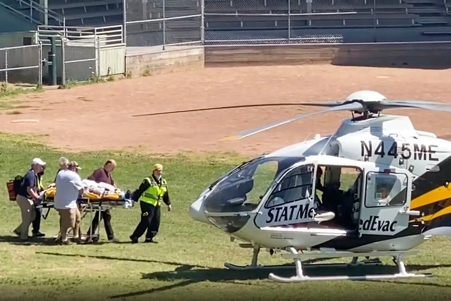 In this still image from video, author Salman Rushdie is taken on a stretcher to a helicopter for transport to a hospital after he was attacked during a lecture at the Chautauqua Institution in Chautauqua, N.Y., Friday, Aug. 12, 2022. (AP Photo). (Foto: Uncredited/Ritzau Scanpix)
