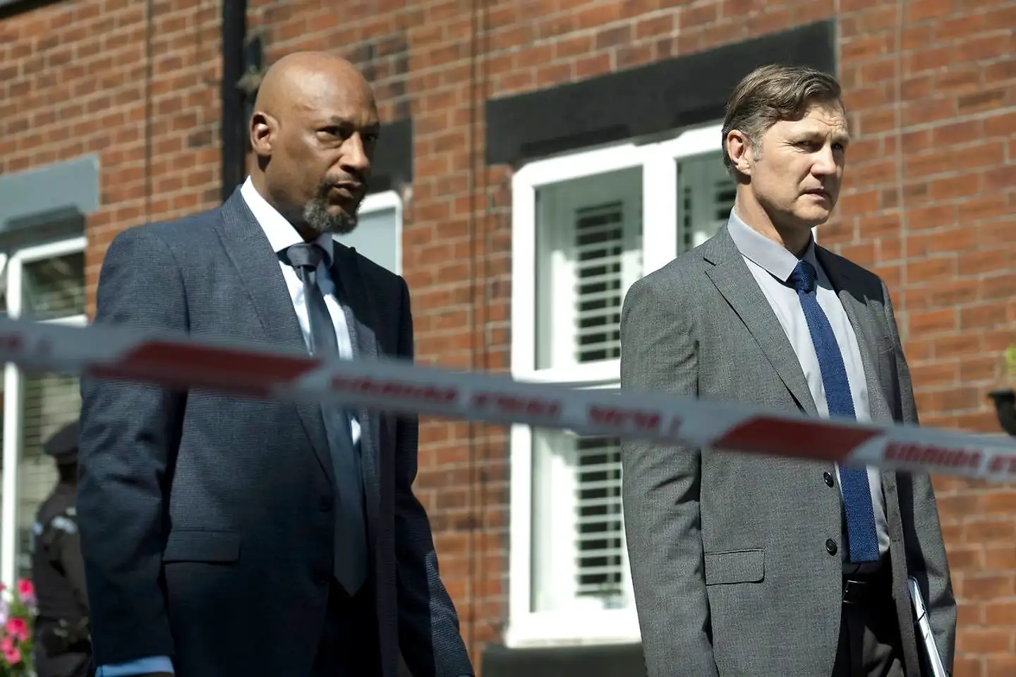 Kriminalbetjent Ian St. Clair (David Morrissey) er en helt almindelig mand. Som dog vistnok alligevel har skeletter i skabet.
