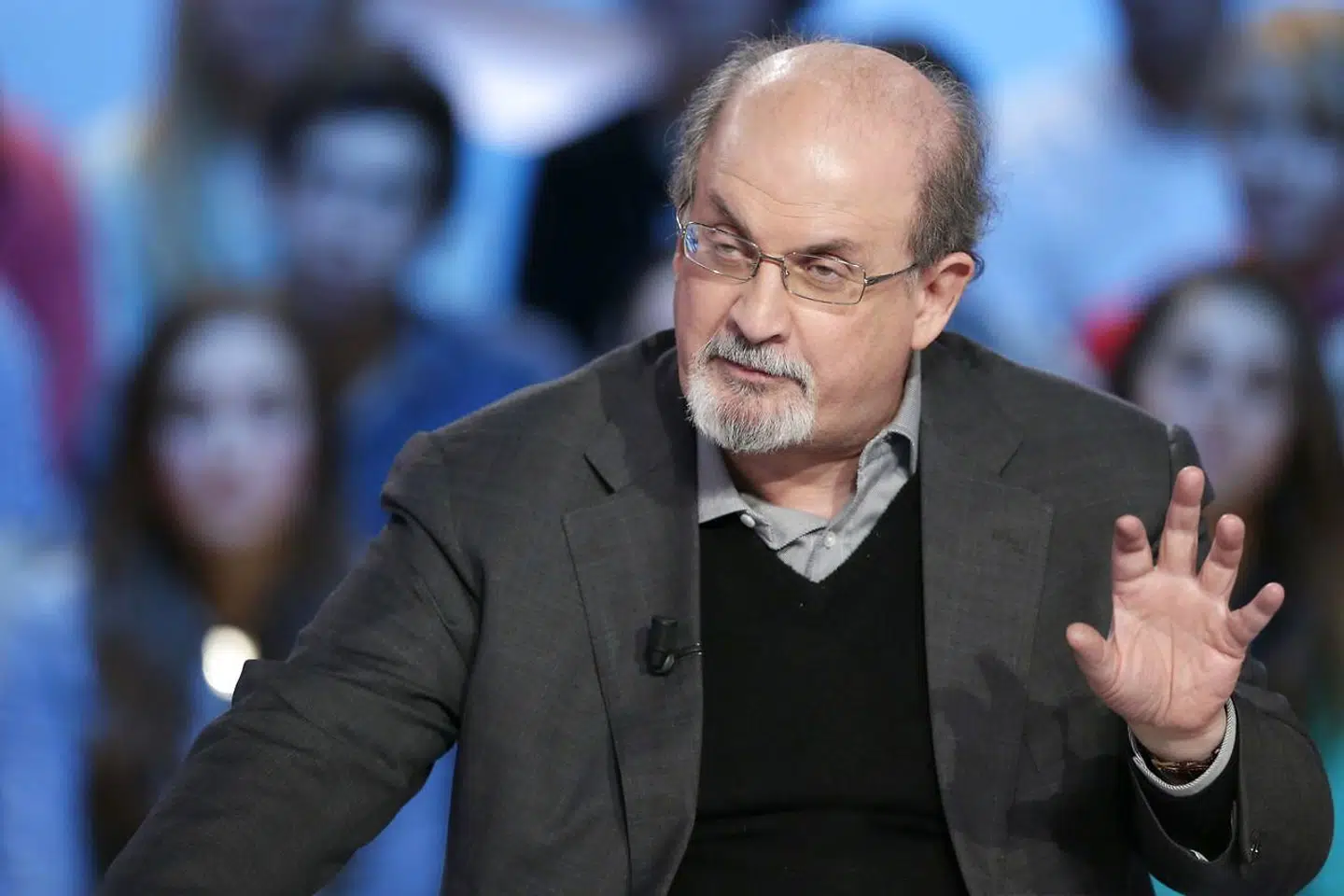 Salman Rushdie er fredag blevet angrebet og stukket med en kniv i forbindelse med et foredrag i delstaten New York.