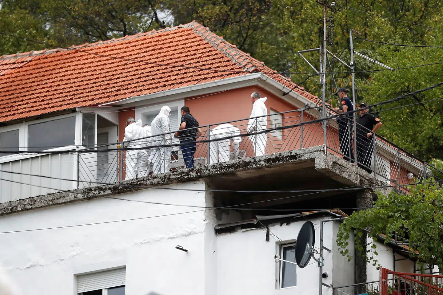 Politiets teknikere i gang med at undersøge det hus, hvor den formodede gerningsmand indledte et skyder, hvor 12 blev dræbt. – Foto: Stevo Vasiljevic/Reuters