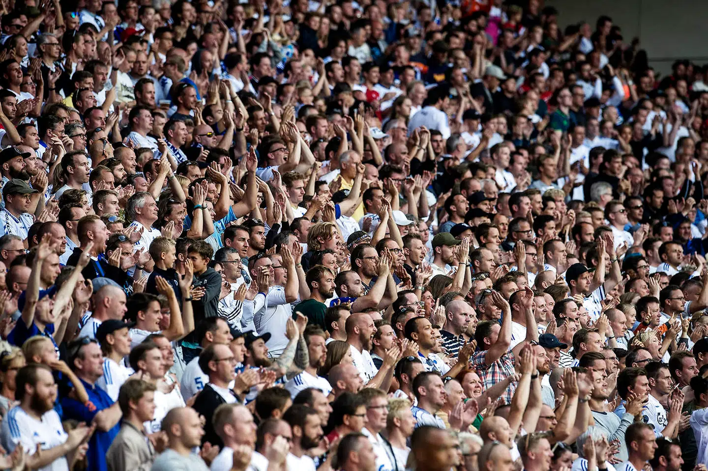 FC Københavns fans kan se frem til at fejre klubben på tribunerne og i en ny fanzone. Naboerne er dog utilfredse med blandt andet høringsprocessen – og nu går Venstre ind i sagen.