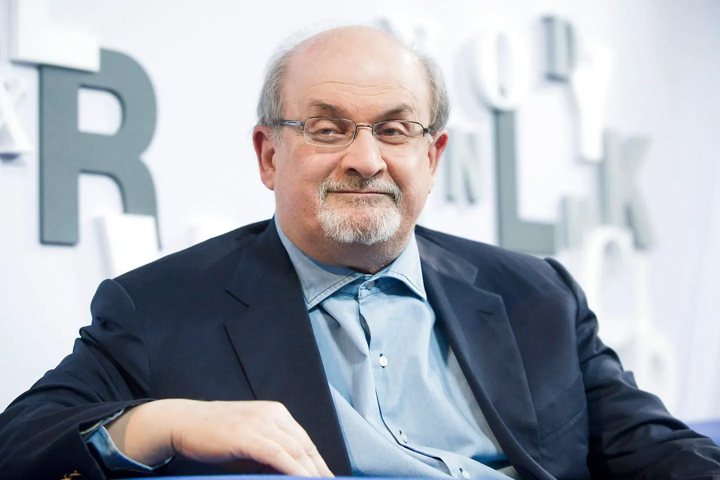Arkivfoto: Salman Rushdie er blevet angrebet på en scene i New York.