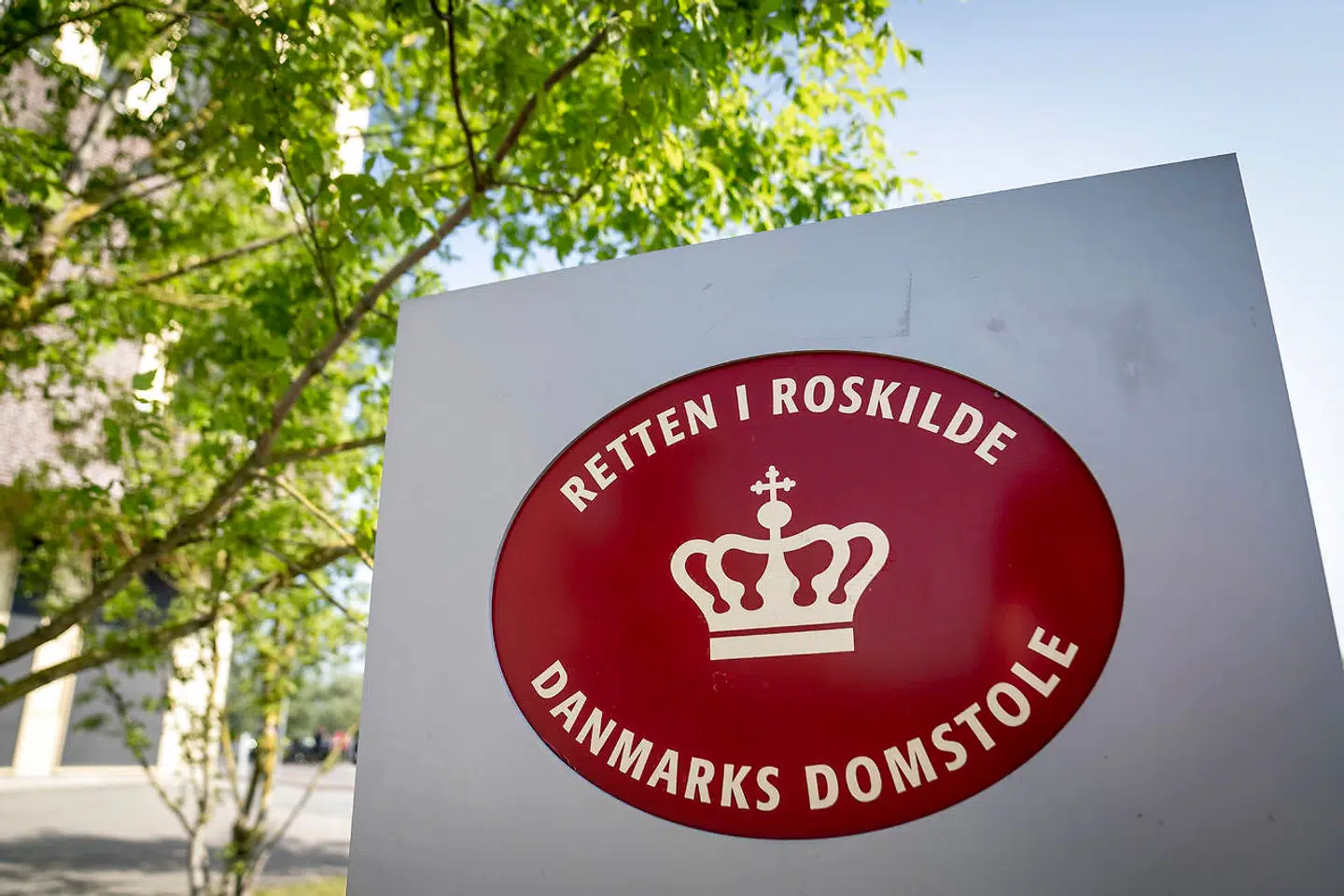 Journalisten har i Retten i Roskilde erkendt, at han gjorde det. Dog nægter han sig skyldig i forhold til anklager om, at han også skulle have krænket sine egne børn (arkivfoto).