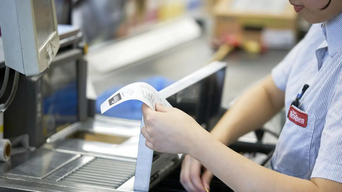 Indkøbsbonen fra supermarkedet skal ikke automatisk udleveres til myndighederne, for det vil være systematisk overvågning af folk, siger store dagligvarekæder, der nægter at aflevere kopier.