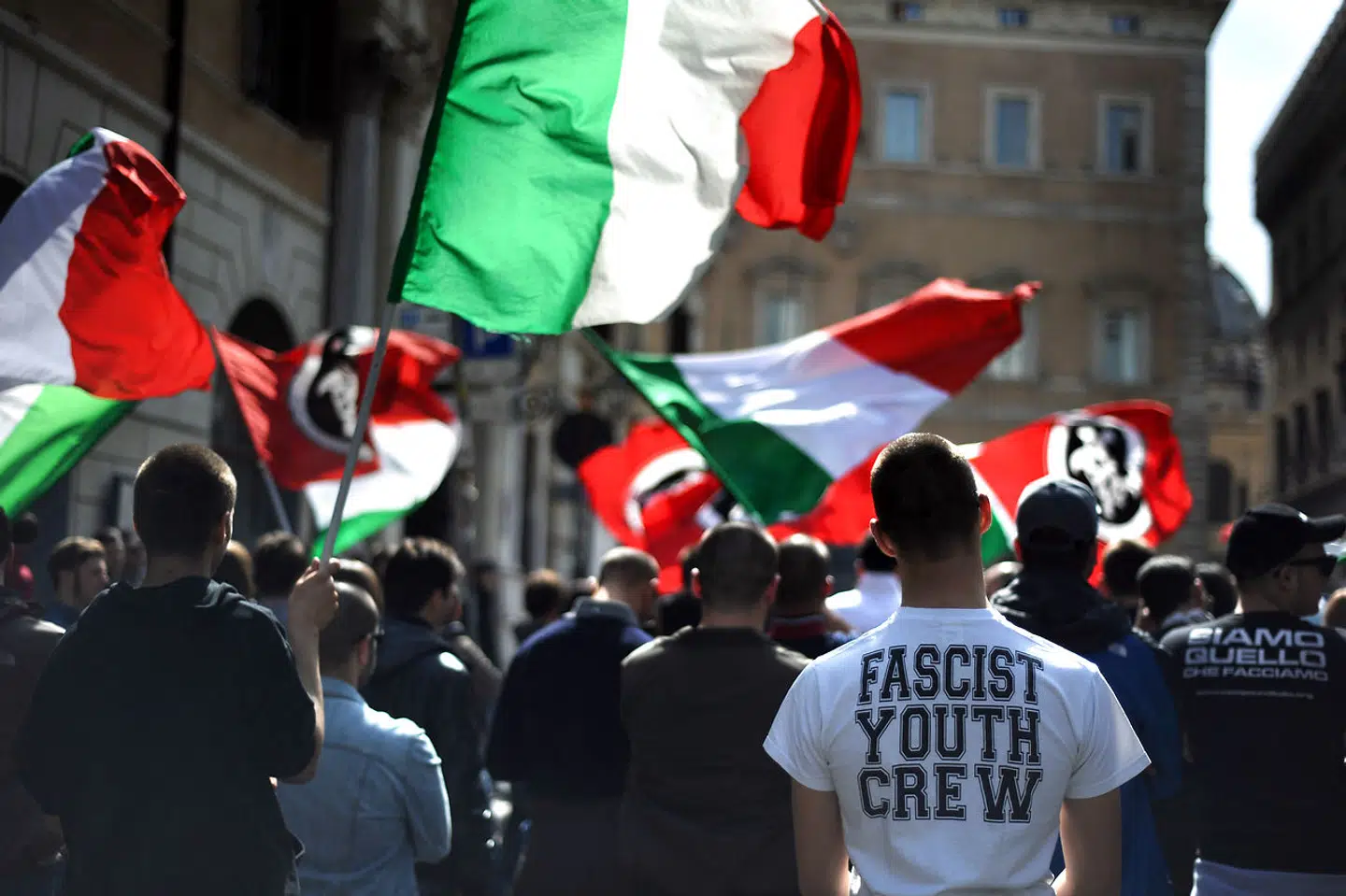 Medlemmer af den nyfascistiske organisation Casa Pound demonstrerer i Rom.